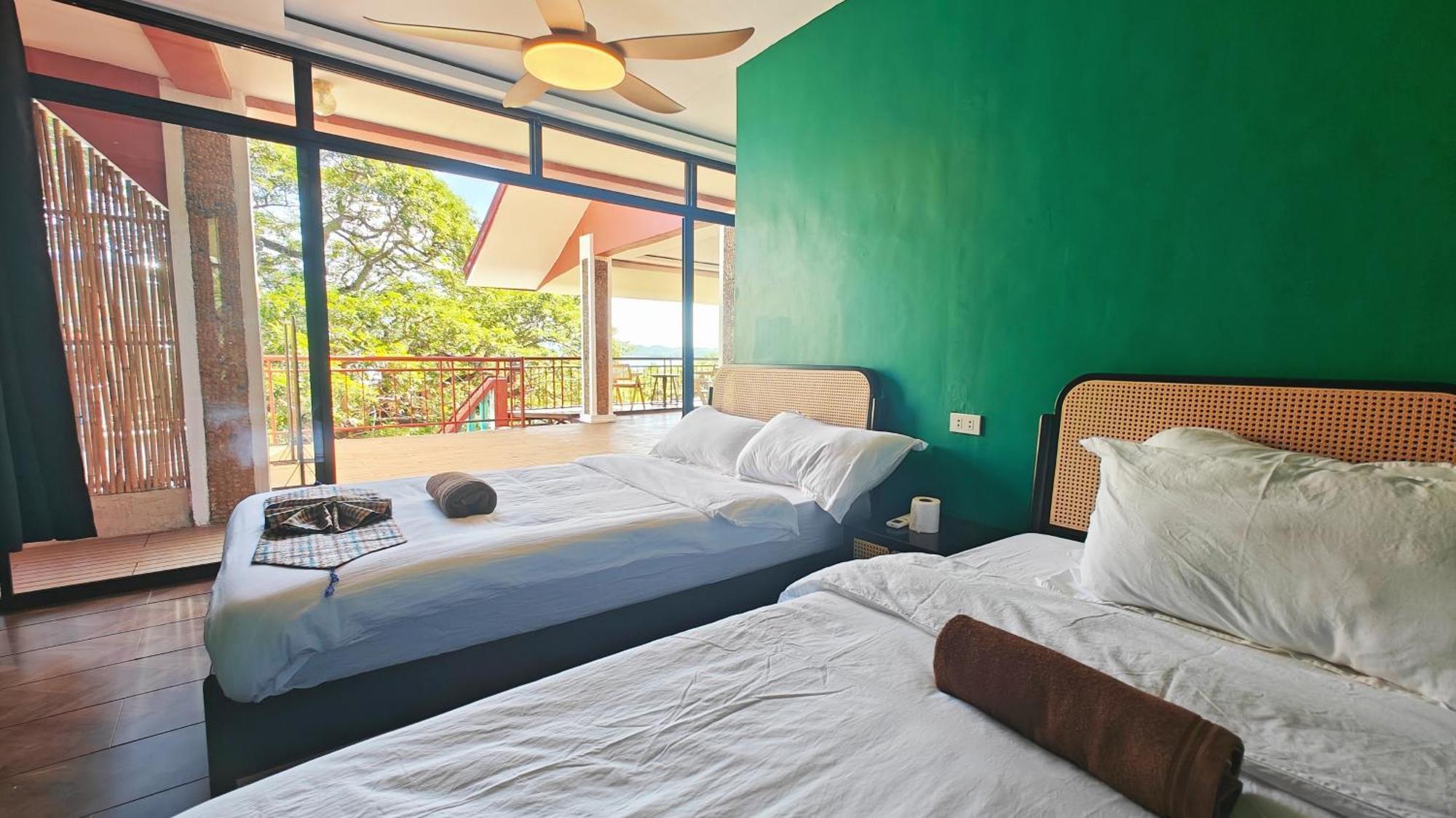 80 Bar Hostel Coron