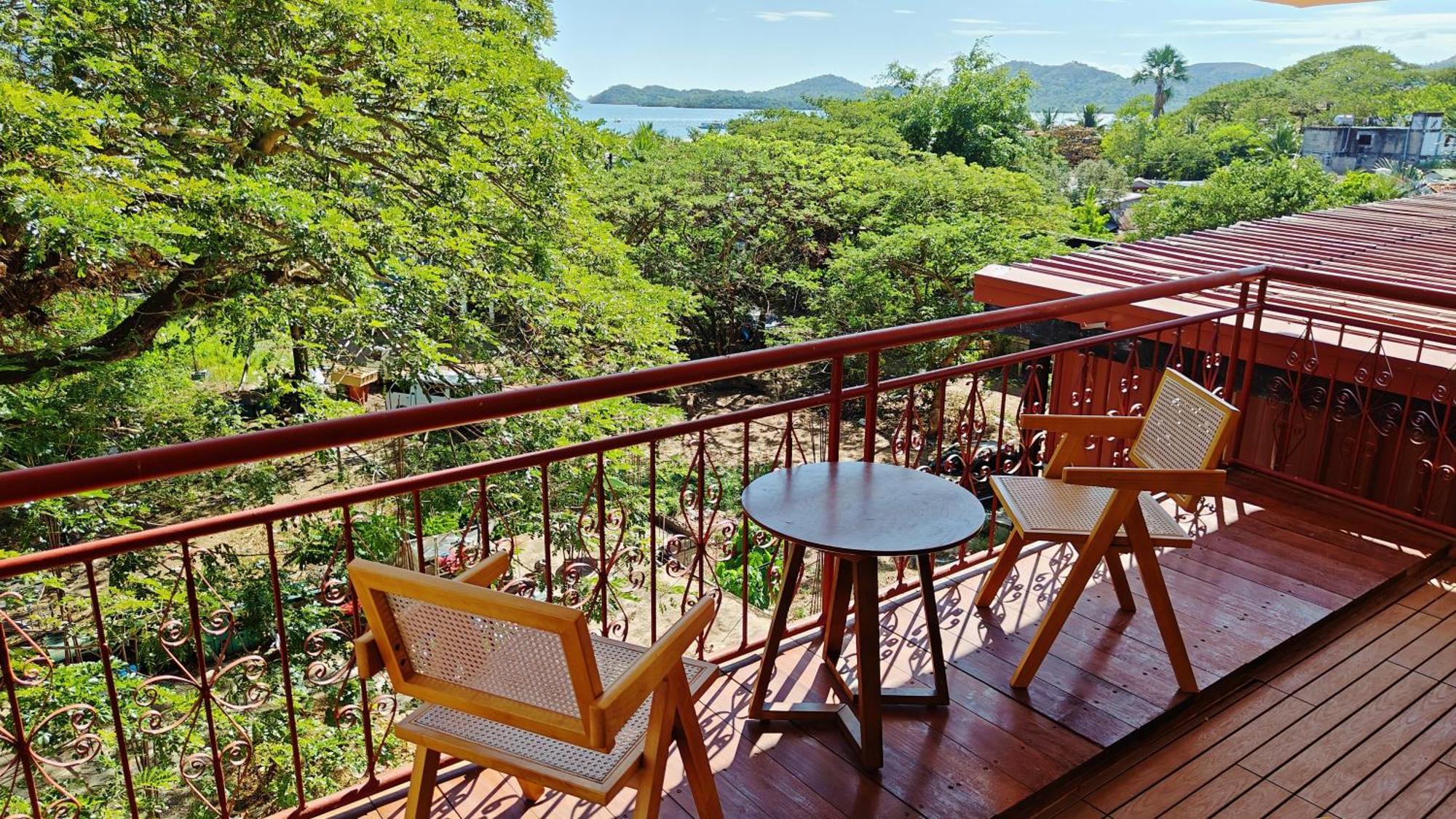 80 Bar Hostel Coron